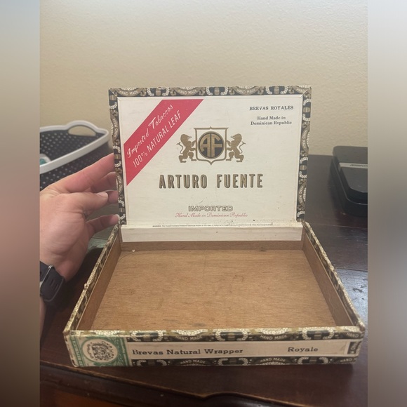 Vintage Arturo Fuente Cigar Box - Empty - Picture 7 of 7